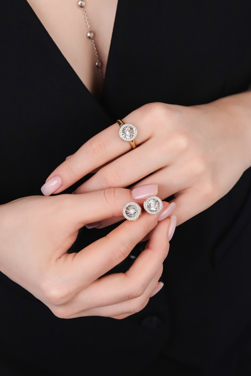 Роскошные украшения с танцующими бриллиантами